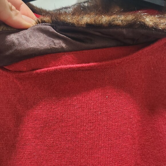 Dialogue brown fur trimmed red sweater with removeable accents - Picture 3 of 5